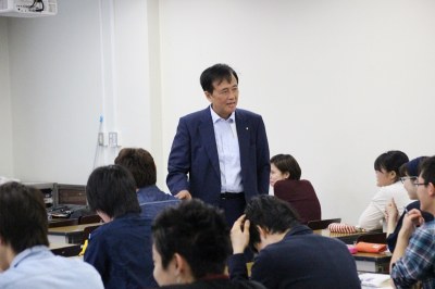 世田谷区長が特別講義　——政治学入門の授業で——
