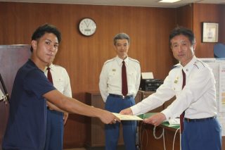 佐藤敦・成城消防署長から感謝状を贈呈される金子さん（左）