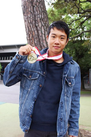 とてつもなく重い「日本一」！！ 荒井滉太郎さん（経済学部３年）が全日本ライフセービング選手権で優勝！