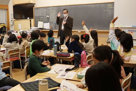 内田ゼミによる初等学校児童との交流授業は10数年前から続いています