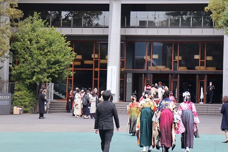 澤柳記念講堂に向かう卒業生たち