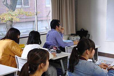水澤 祐美子 准教授「トランプの活用を通して、学生同士の活発な対話を生む授業」