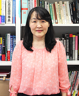 水澤 祐美子 准教授「トランプの活用を通して、学生同士の活発な対話を生む授業」