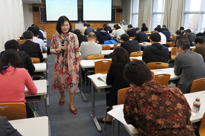 広く語りかける美馬先生