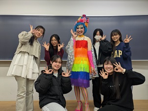 授業終了後にジャンジさんを囲んで