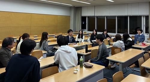 東川町文化交流課阪部さんを囲んで学生たちが多文化共生をテーマに対話した　筆者撮影