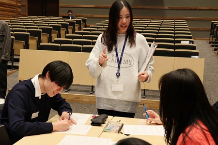 「未来の履歴書」に挑戦する高校生たちを大学生がサポート