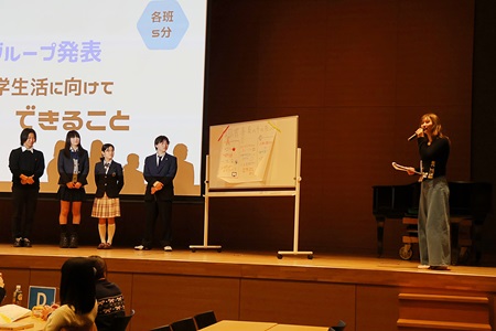 ファシリテーターの大学生からグループのメンバーに向けて講評を伝えました