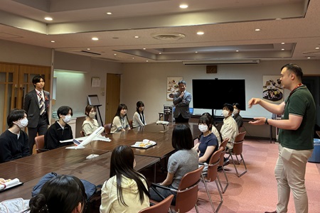 土岐祐介様とベンジャミン ヨウ様より「機内食に込めたホスピタリティ」を学ぶ