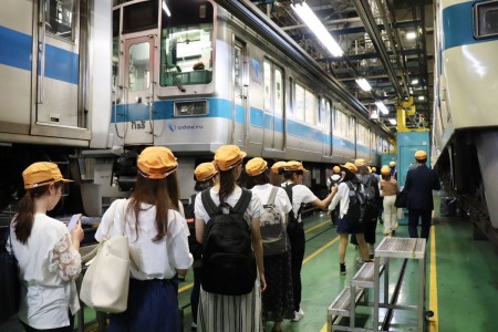 車内で実際に検修業務を行っているところも間近に見学