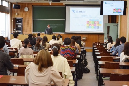 小田急電鉄株式会社 CSR担当者のご講演の様子