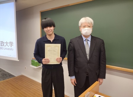 「年齢調整自殺死亡率の要因分析」を発表した河口ゼミ３年生の鈴木さん