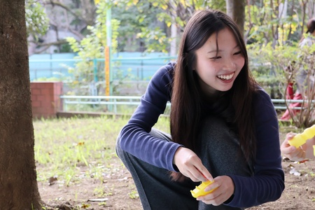 子どもたちと楽しそうに会話する姿も