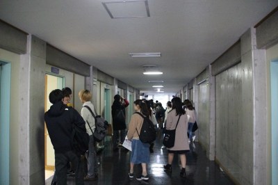 どのゼミを見よう…と廊下で迷う学生たち