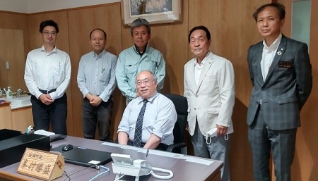 長野県飯綱町役場にて，峯村勝盛町長、池内武久副町長、廣田裕二ふるさと振興公社社長らと境教授（中央下・2022年6月撮影）