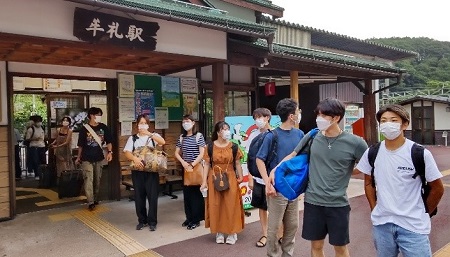 最寄駅・牟礼駅に到着したゼミ生（8月撮影・以下同様）