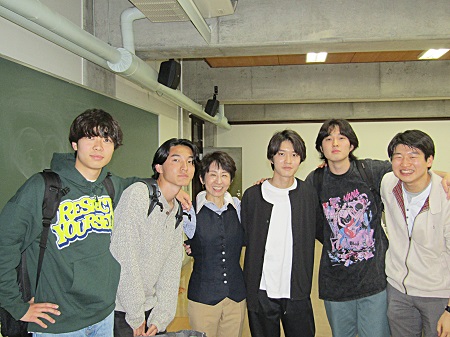 熱い対話を繰り広げた授業の後に、講師の増田ユリヤ氏を囲んで