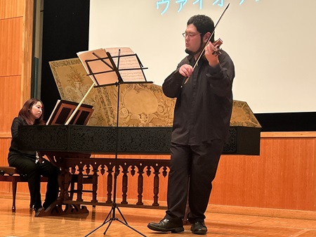 丸山韶氏 ヴァイオリン演奏の様子