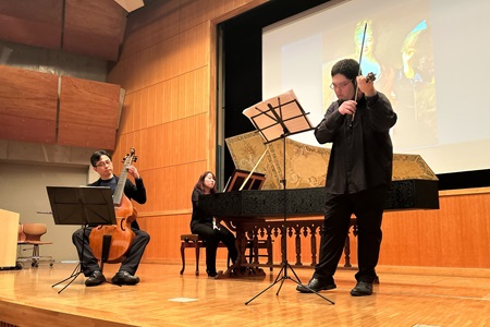 演奏者のおふたりと赤塚教授による合奏