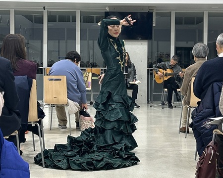 第一部より衣装を変えた荻山氏による踊り