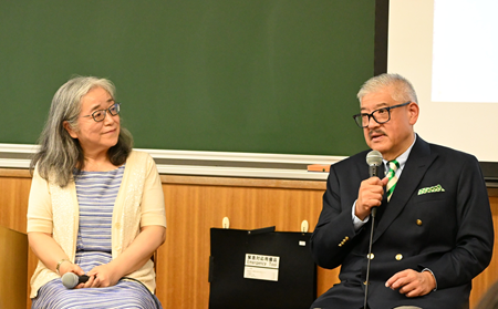 松川祐子教授（左）との対談の様子