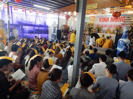 「ベトナム寺院」（大恩寺）の盆行事に参加するベトナム人技能実習生や留学生