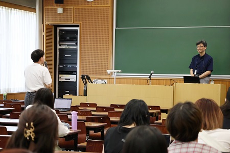 講演後は学生から熱心な質問も