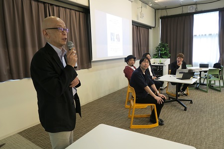 南山 浩二 教授（社会イノベーション学部長、写真左）による開催のあいさつ