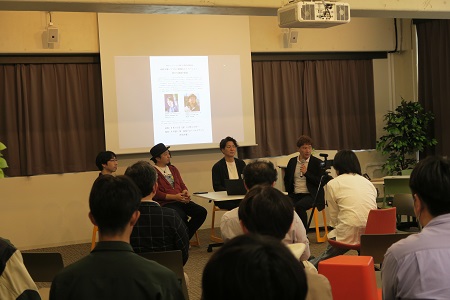 記念講演の様子（中央スクーン前 左より、稲垣佑典 准教授、松岡健太 氏、田谷昂大 氏、山本敦久 教授）
