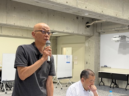 講評する南山社会イノベーション学部長（左）長尾キャリアセンター課長（右）