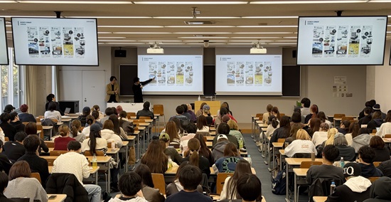 熱心に聞き入る学生たち。