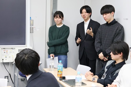 学生の考えを深掘りする質問やアドバイスがあり、意見交換しながら議論を深めました