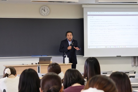学生の質問に一つ一つ応える内谷市長