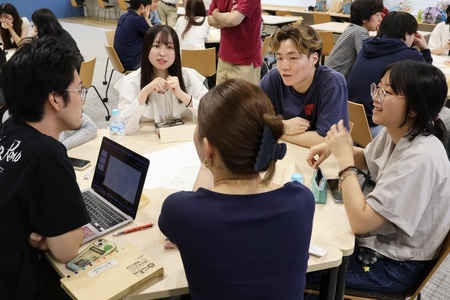 課題を話し合う学生たち