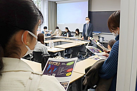 用意されたレジュメを手に見学する1年生