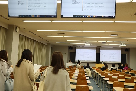 熱心に見学する1年生たち