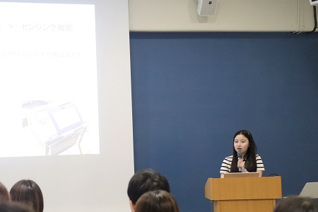 堂々と発表する学生