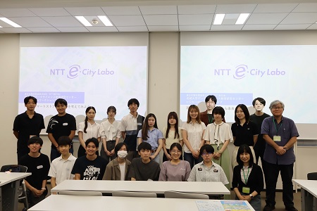 NTT東日本社員の方も交え、参加者全員で集合写真 （前列右端：森由美特任教授 中列右端：小宮路データサイエンス教育研究センター長 後列右から２番目：稲垣准教授）