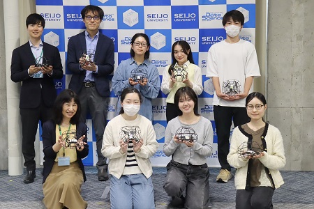 当日参加した学生の皆さんと教員で記念撮影 一列目左端：森特任教授 二列目左端：大貫専任講師 二列目左から2番目：増井先生