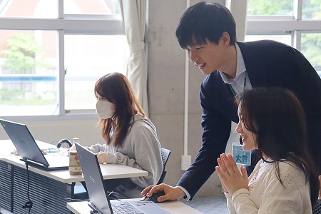一人ひとり丁寧に指導していく大貫専任講師