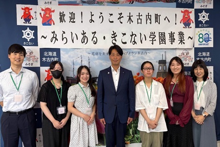 鈴木町長様（写真中央）への表敬訪問・インタビュー（左端：大貫祐大郎 専任講師、右端：森由美 特任教授）