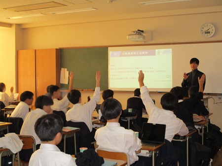 クイズに積極的に参加する生徒達