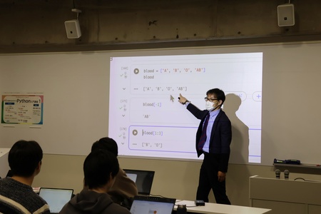 Pythonの入力方法を説明する増井先生