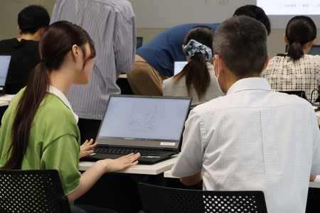 社員の方に質問をしながらプレゼンを準備