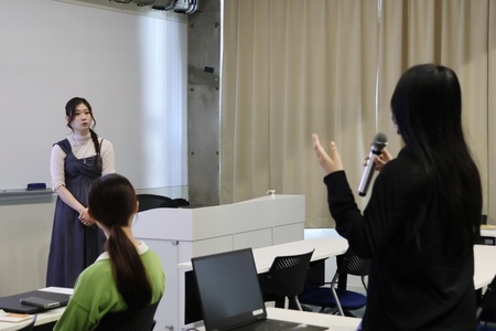 学生から多くの質問がありました