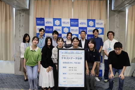 今回参加した学生たち（前列）。お疲れ様でした。