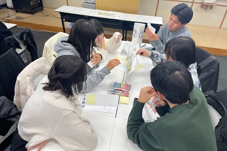 熱心にワークに取り組む入学予定者