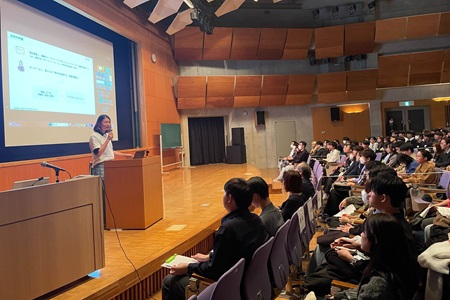 【全体ワーク】熱心に聞き入ります