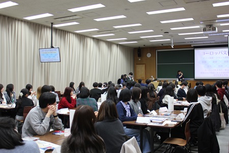 少し緊張が見られる開始時