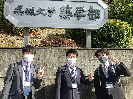 会場の名城大学八事キャンパス正門にて記念撮影！